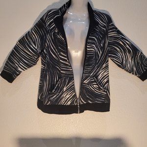 Jacket lightweight w/zipper, black and white pattern with pockets